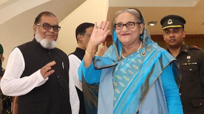 বিমানবন্দরে প্রধানমন্ত্রী শেখ হাসিনা (ছবি: ফোকাস বাংলা)