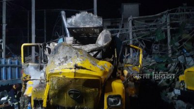 দুর্ঘটনাস্থল থেকে উড়ে যাওয়া প্ল্যান্টের লোহার টুকরার আঘাতে আশপাশের বেশ কয়েকটি যানবাহন ক্ষতিগ্রস্ত