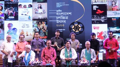 শ্রেষ্ঠত্বের স্বীকৃতি পেলেন এই সাত জন (পেছনে)