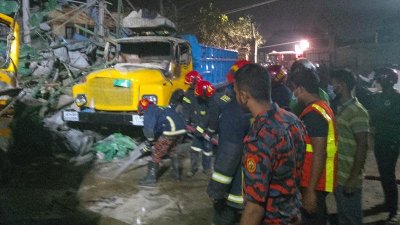 উদ্ধারকাজ চালাচ্ছেন ফায়ার সার্ভিসের কর্মীরা