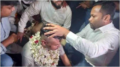 আদালতের বাইরে মাথা ন্যাড়া করছেন কংগ্রেস নেতা আইনজীবী কৌস্তুভ বাগচি। ছবি: রক্তিম দাশ