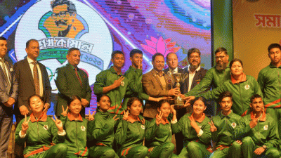 শেখ কামাল দ্বিতীয় যুব গেমসে চ্যাম্পিয়ন চট্টগ্রাম বিভাগের হাতে ট্রফি তুলে দিচ্ছেন বিওএ সভাপতি ও সেনাপ্রধান জেনারেল এস এম শফিউদ্দিন আহমেদ