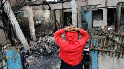 আগুনে পুড়ে যাওয়া বাড়ির ধ্বংসাবশেষে এখন নিখোঁজদের খোঁজা হচ্ছে। ছবি: রয়টার্স
