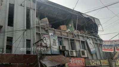 সায়েন্সল্যাবে ভবনে বিস্ফোরণ, ধসে পড়েছে দেয়াল