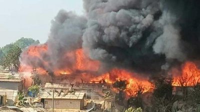 রোহিঙ্গা ক্যাম্পে আগুনে পুড়ছে ঘর