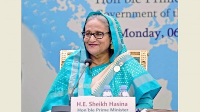 মধ্যপ্রাচ্যের দেশগুলোতে অবস্থানরত বাংলাদেশি কূটনীতিকদের সঙ্গে কাতারে বৈঠকে প্রধানমন্ত্রী শেখ হাসিনা (ছবি: ফোকাস বাংলা)
