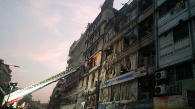 বিকট শব্দে ধ্বংসস্তূপে পরিণত ভবনটি