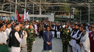 ৭ মার্চ উপলক্ষে সোমবার ধানমন্ডি ৩২ নম্বরে জাতির পিতা বঙ্গবন্ধু শেখ মুজিবুর রহমানের প্রতিকৃতিতে ফুল দিয়ে শ্রদ্ধা জানান বঙ্গবন্ধুর ছোট মেয়ে শেখ রেহানার ছেলে রাদওয়ান মুজিব সিদ্দিক ববি