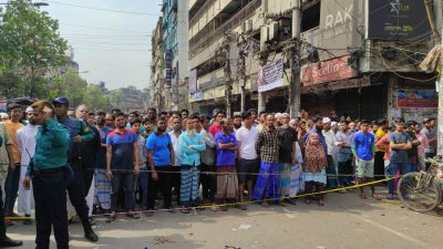 সিদ্দিকবাজারে বিস্ফোরণস্থলে ভিড় সামলাতে হিমশিম খেতে হচ্ছে আইনশঙ্খলা বাহিনীকে