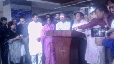 শেখ হাসিনা জাতীয় বার্ন অ্যান্ড প্লাস্টিক সার্জারি ইনস্টিটিউটে আহতদের দেখতে এসে সাংবাদিকদের সঙ্গে কথা বলেন আওয়ামী লীগের সাংগঠনিক সম্পাদক মির্জা আজম