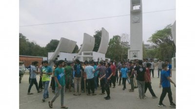 ছাত্রলীগের নেতাকর্মীরা বিশ্ববিদ্যালয়ের প্রধান ফটকের সামনে বিচারের দাবিতে অবস্থান নিয়েছেন