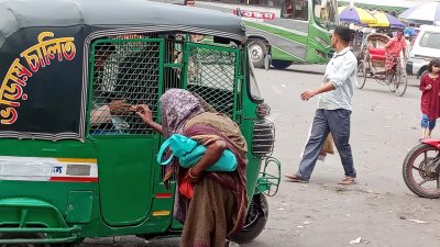 শেষ বয়সেও সংগ্রামী নারীরা, কাঁধে গোটা পরিবার