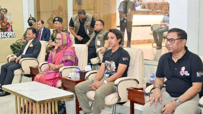 জয় বাংলা কনসার্ট দেখতে উপস্থিত ছিলেন প্রধানমন্ত্রী শেখ হাসিনা, তাঁর বোন শেখ রেহানার ছেলে রাদওয়ান মুজিব সিদ্দিক ববি এবং বিদ্যুৎ, জ্বালানি ও খনিজ সম্পদ প্রতিমন্ত্রী নসরুল হামিদ বিপু (ছবি: ফোকাস বাংলা)