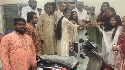 শিক্ষার্থীদের হাতে বাইকের চাবি তুলে দিচ্ছেন স্বরাষ্ট্রমন্ত্রী আসাদুজ্জামান খান কামাল