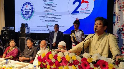 ঢাকা কমার্স কলেজের ফিন্যান্স অ্যান্ড ব্যাংকিং বিভাগের সিলভার জুবলি অনুষ্ঠানে প্রধান অতিথির বক্তব্য রাখছেন অধ্যাপক ড. মশিউর রহমান