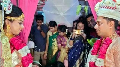 শেরপুর শহরের একটি বিয়েতে বর-কনে