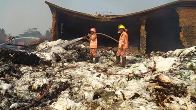 ছোট কুমিরা এলাকায় তুলার গুদামে লাগা আগুন ৩০ ঘণ্টার চেষ্টায় নিয়ন্ত্রণে এসেছে