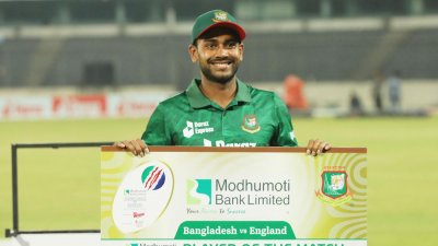 ইংল্যান্ডের বিপক্ষে ম্যাচসেরার পুরস্কার হাতে মিরাজ ।