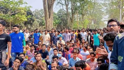 ঘটনার পর উপাচার্যসহ শীর্ষ কর্মকর্তাদের অবরুদ্ধ করে রাখেন শিক্ষার্থীরা