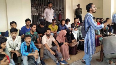 প্রশাসন ভবনে তালা লাগিয়ে শিক্ষার্থীরা অবস্থান নিয়েছেন