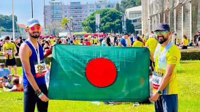 বাংলাদেশের পতাকা হাতে দুই অ্যাথলেট আর এ ইহসান ও ইমামুর রহমান।