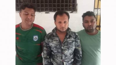 গ্রেফতার তিন জন