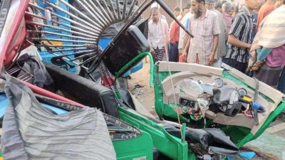 দুর্ঘটনাকবলিত অটোরিকশা