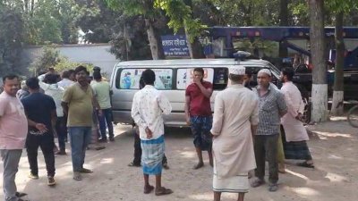 হাসপাতালের সামনে স্বজনদের ভিড়