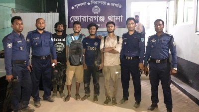 উদ্ধার চার তরুণের সঙ্গে জোরারগঞ্জ থানা পুলিশ