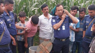 সোলার সেচ পাম্পের পাইপের ভেতর থেকে ডালিমা খাতুন নামে এক নারীর ক্ষতবিক্ষত লাশ উদ্ধার করেছেন পুলিশ ও ফায়ার সার্ভিসের কর্মীরা
