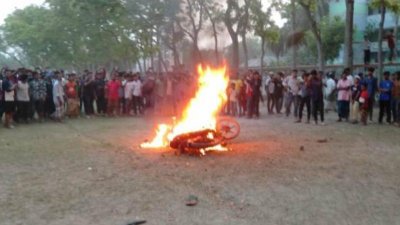 অভিযুক্ত ওই প্রধান শিক্ষক ও তার মেয়ের জামাইয়ের মোটরসাইকেল পুড়িয়ে দেওয়া হয়েছে
