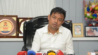 সাংবাদিকদের ব্রিফ করছেন হারুন অর রশিদ