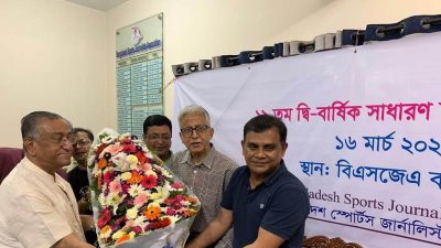 সভাপতি সাইদুজ্জামানকে ফুলেল শুভেচ্ছা জানানো হচ্ছে।