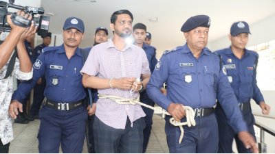 সীমা অক্সিজেন কারখানায় বিস্ফোরণের ঘটনায় গ্রেফতার ওই কারখানার পরিচালক পারভেজ উদ্দিন সন্টুকে কোমরে দড়ি বেঁধে আদালতে নেওয়া হয়