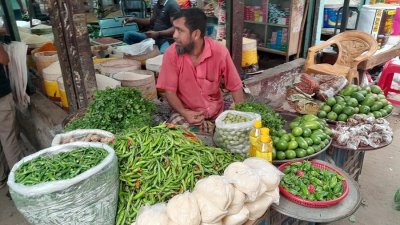 ক্রেতার কপালে চিন্তার ভাঁজ, লেবুর পিস ১০ টাকা