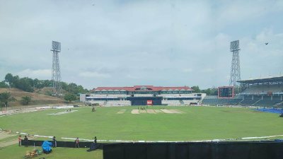 স্টেডিয়াম এলাকার আকাশে হালকা মেঘের পাশাপাশি রোদের দেখাও মিলেছে। ছবি- রবিউল ইসলাম।