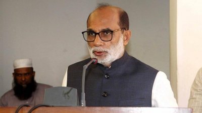 অনুষ্ঠানে বক্তৃতা করছেন মৎস্য ও প্রাণিসম্পদমন্ত্রী শ ম রেজাউল করিম