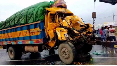 বগুড়ার নন্দীগ্রামের দুর্ঘটনাকবলীত ট্রাক