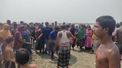 নদীর পাড়ে স্থানীয়দের ভিড়