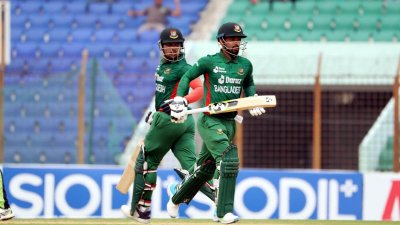 রনি তালুকদার-লিটন দাসের ওপেনিং জুটি আশা দেখাচ্ছে।