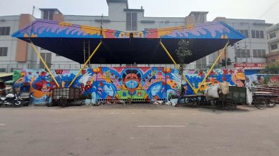 মনের রঙে দেয়াল রাঙিয়েছেন পরিছন্নতাকর্মীরা