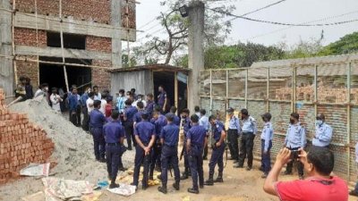 কোনও রকম নিরাপদ পরিবেশ ও নিরাপত্তাবেষ্টনী না থাকার অভিযোগ
