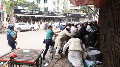 ভিন্ন ব্যানারে জামায়াতের বিক্ষোভ, পুলিশের পিটুনি