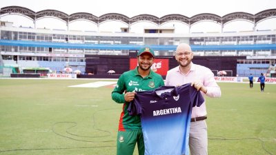 সাকিবদেরকে আর্জেন্টিনার জার্সি উপহার