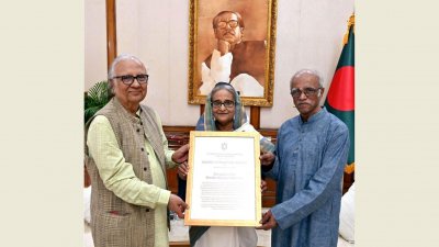 বঙ্গবন্ধুর পুরস্কার তাঁর কন্যা শেখ হাসিনার হাতে তুলে দেন রামেন্দু মজুমদার ও মফিদুল হক