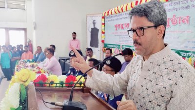 পুরস্কার বিতরণী অনুষ্ঠানে বক্তব্য রেখেছে পররাষ্ট্র প্রতিমন্ত্রী শাহরিয়ার আলম