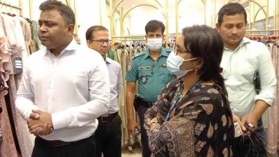 গুলশানে বিভিন্ন শপিংমলে ভোক্তা অধিদফতরের অভিযান