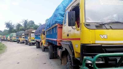 বেনাপোল বন্দরে আটকে পড়া পণ্যবাহী ট্রাকের সারি