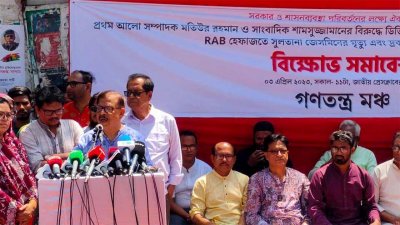 বক্তব্য দিচ্ছেন মাহমুদুর রহমান মান্না