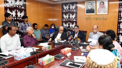 কথা বলছেন কৃষিমন্ত্রী